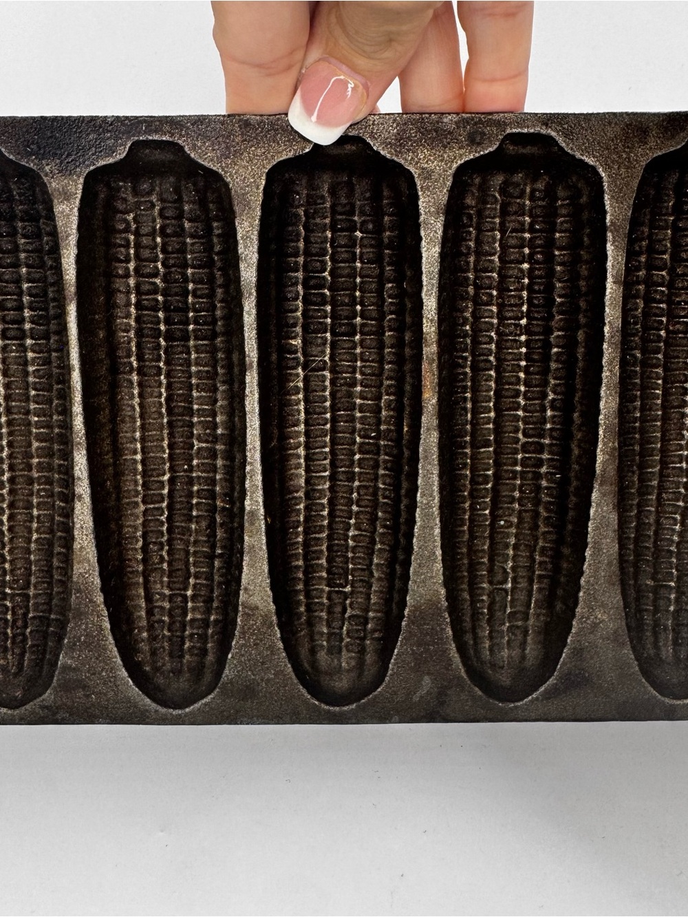 Vintage-27C Cast Iron Cornbread Pan - Black - Picture 2 of 7